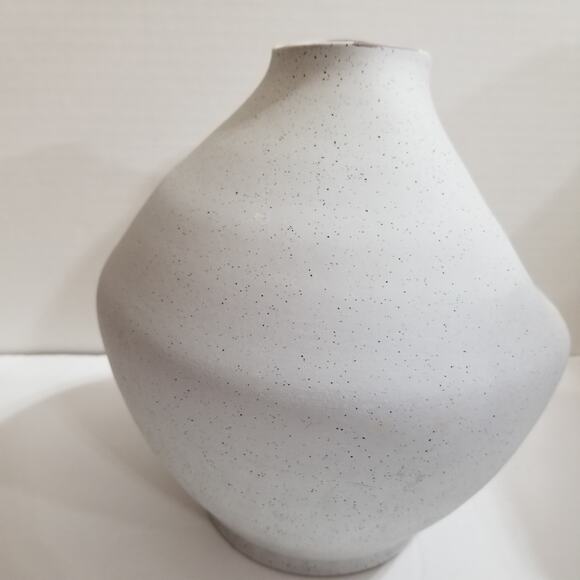 Textured terrcotta vase light gray with small black specks - Picture 5 of 16